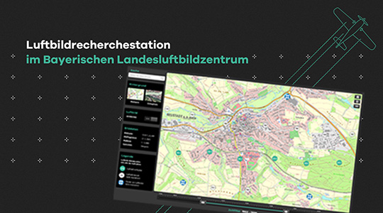 dunkler Hintergrund mit Schriftzug Luftbildrecherchestation im Bayerischen Landesluftbildzentrum, davor Bildschirm mit der Anwendung