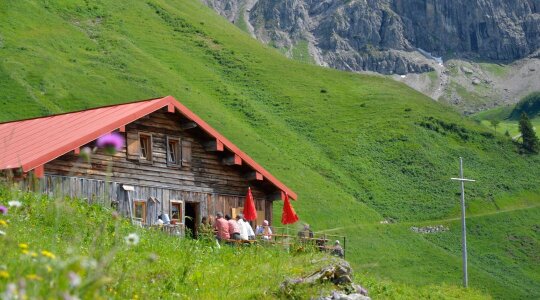 Berghütte mit Terrasse im Sommer