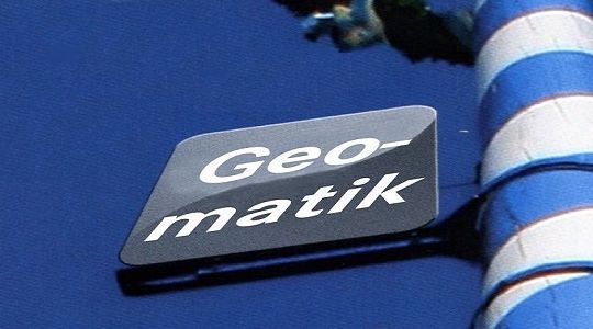 Teil eines Maibaums mit dem Schild Geomatik